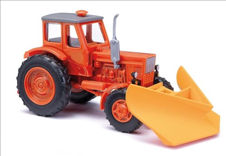 Traktor Belarus MTS 52 mit Schneepflug